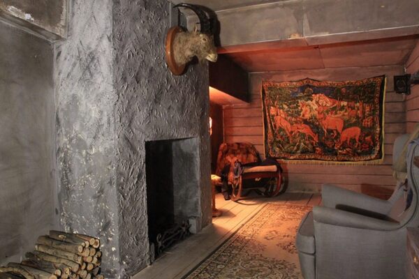 Фотография перформанса «Хижина»