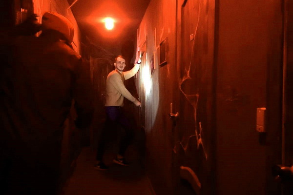 Фотография перформанса «Хостел. Культ»