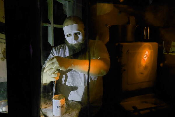 Фотография перформанса «Пожиратель»