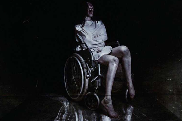 Фотография перформанса «Обитель проклятых»