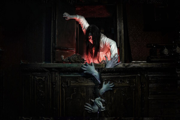 Фотография перформанса «Проклятый дом»