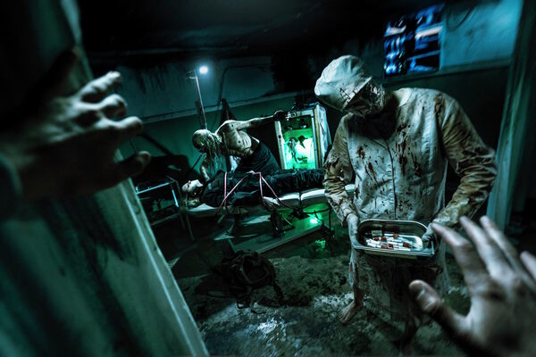 Фотография перформанса «Лечебница Маунт-Мэссив»