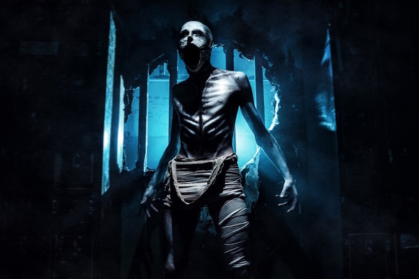 Фотография перформанса «Искатели могил»