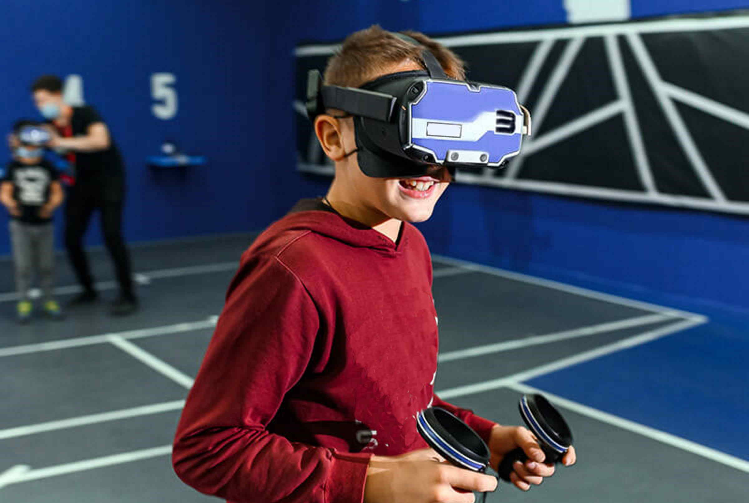 Vr квест игры. Виртуальная реальность WARPOINT. Варпоинт Арена виртуальной реальности. WARPOINT, Арена виртуальной реальности Тюмень. Виртуальная реальность на Arena VR.